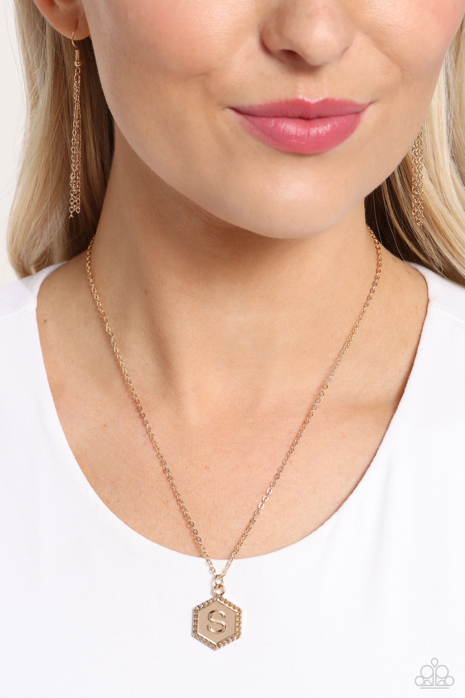 Emblematic Elegance - gold - S - Paparazzi necklace