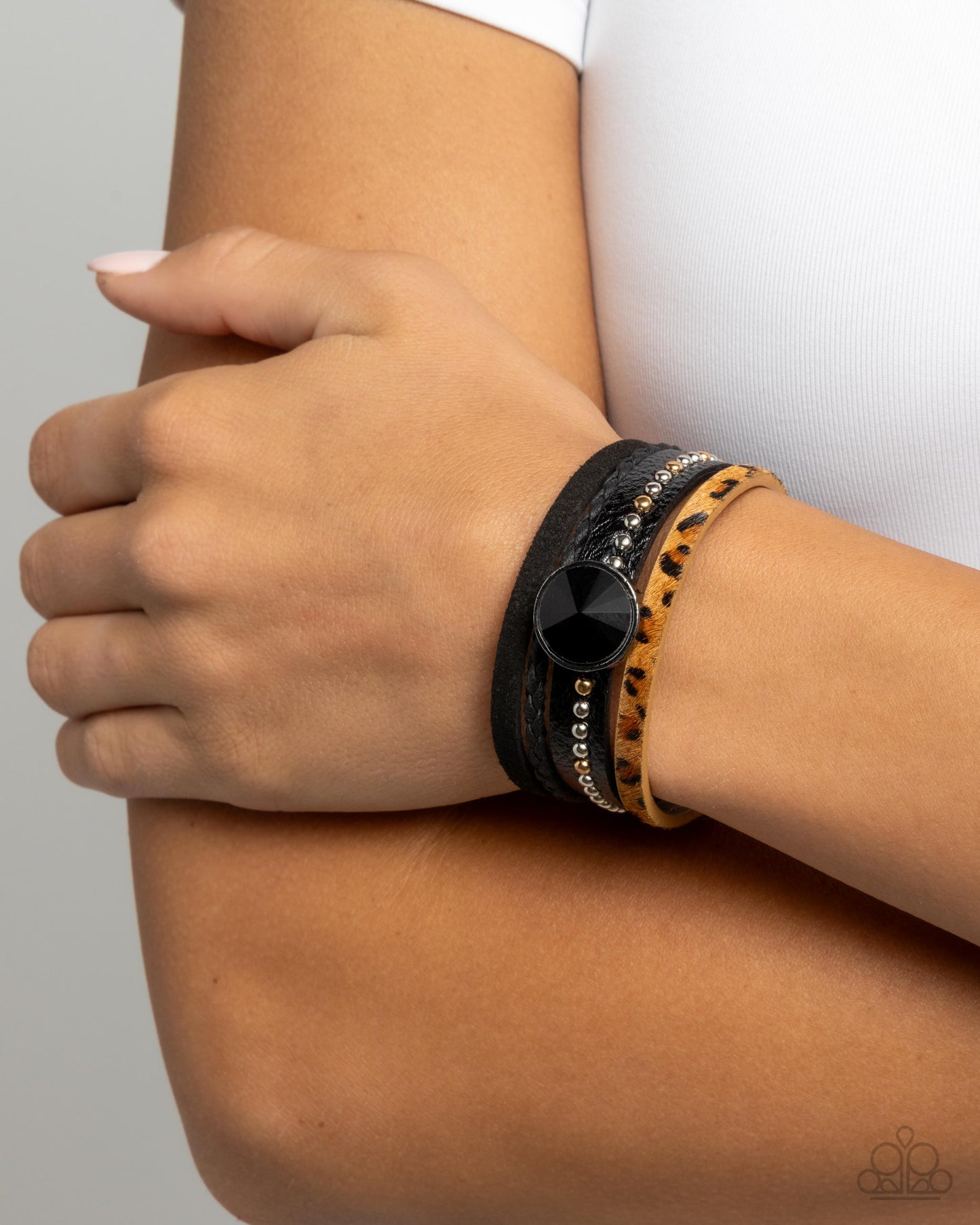 Fair LEATHER - black - Paparazzi bracelet