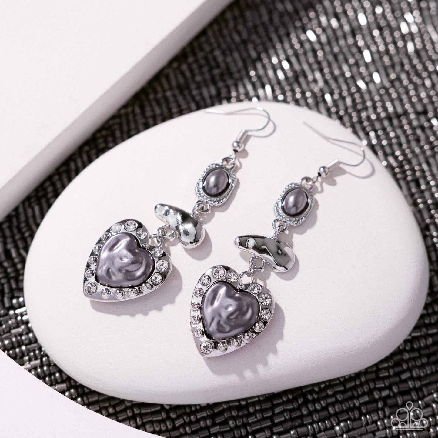 Feminine Feature - silver - Paparazzi earrings