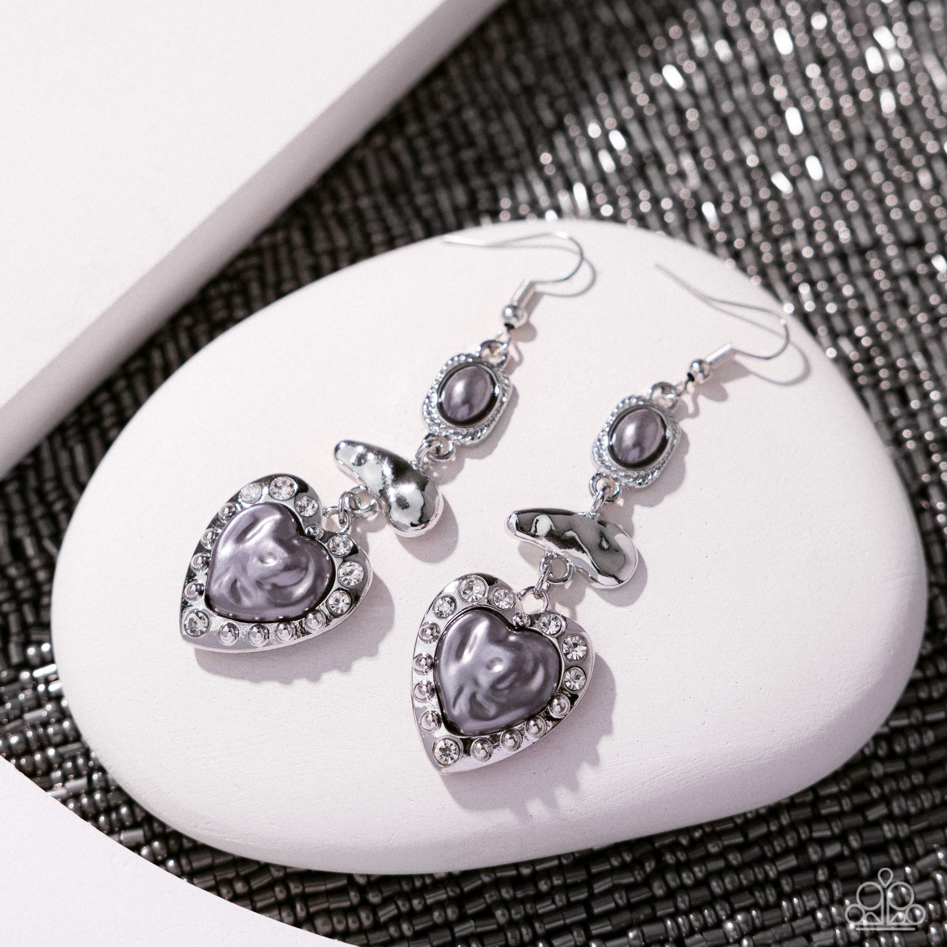 Feminine Feature - silver - Paparazzi earrings