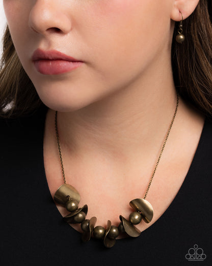 First Come First CURVE - brass - Paparazzi necklace