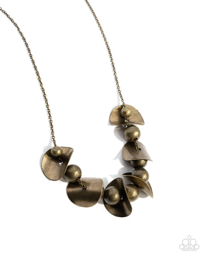 First Come First CURVE - brass - Paparazzi necklace