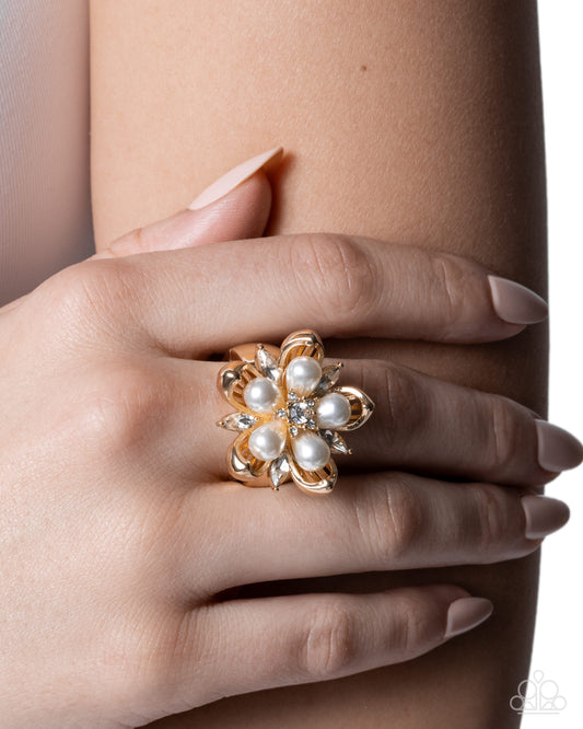 Giving Glitz - gold - Paparazzi ring