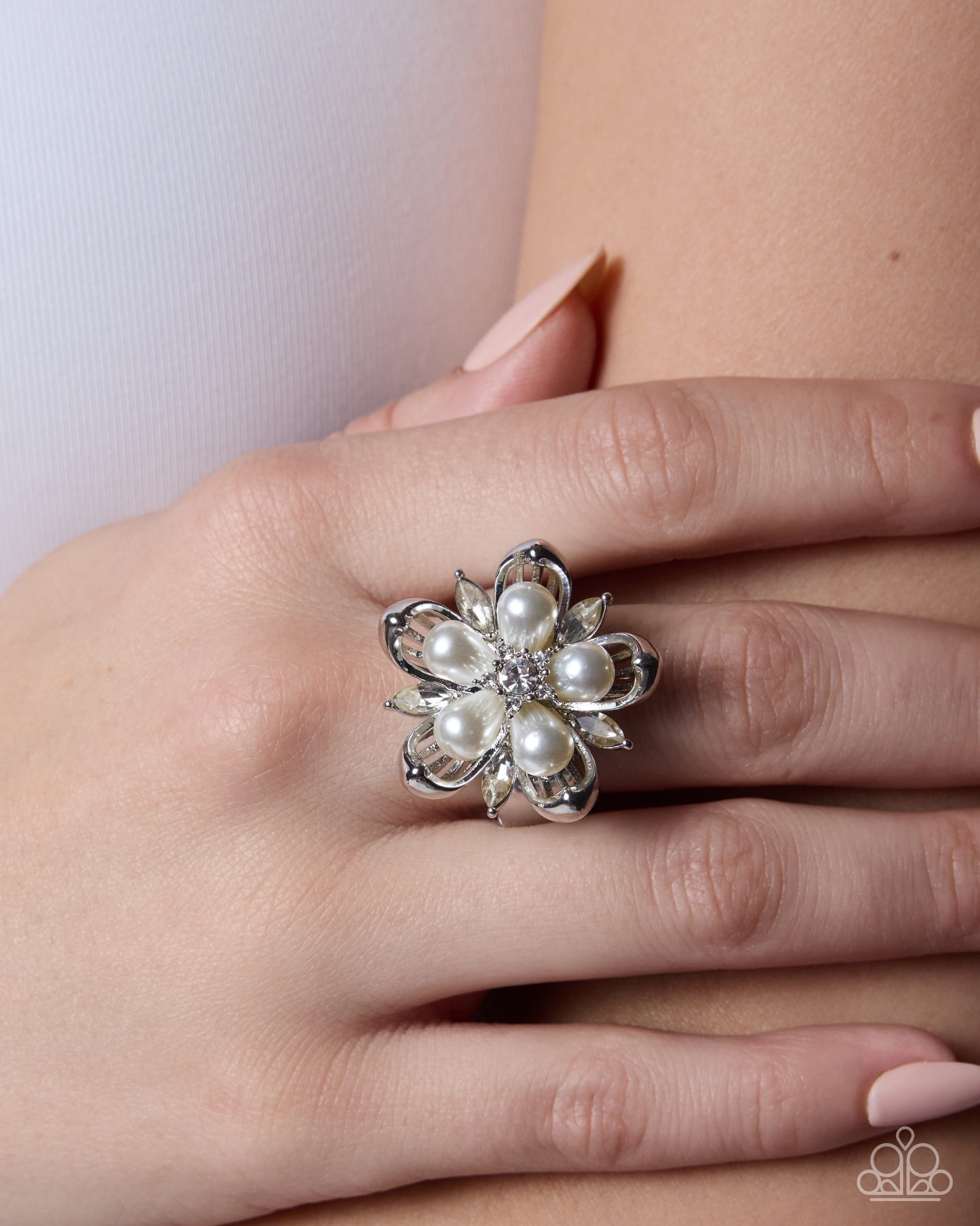Giving Glitz - white - Paparazzi ring