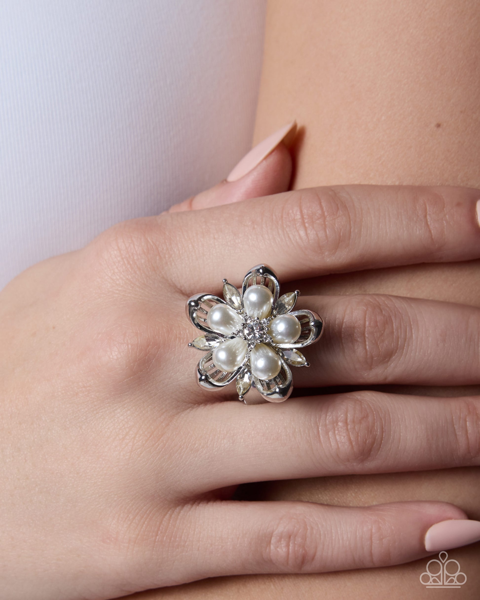 Giving Glitz - white - Paparazzi ring