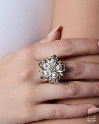 Giving Glitz - white - Paparazzi ring