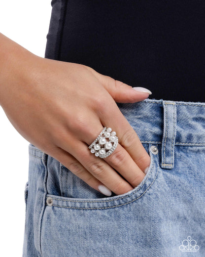 Glossy Gallery - white - Paparazzi ring