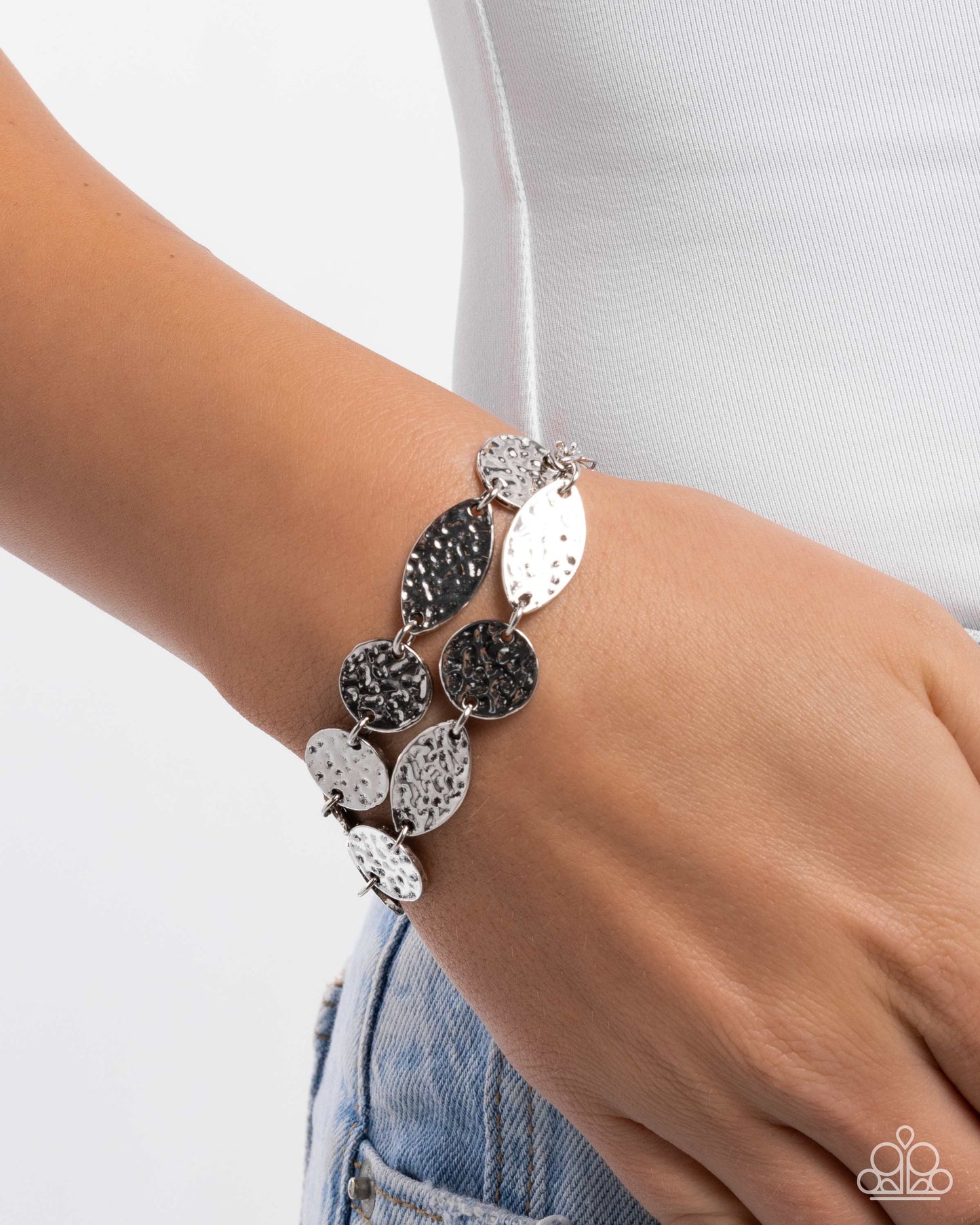 Hammered Hangout - silver - Paparazzi bracelet