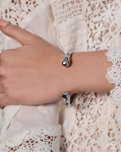 Hammered Haul - silver - Paparazzi bracelet