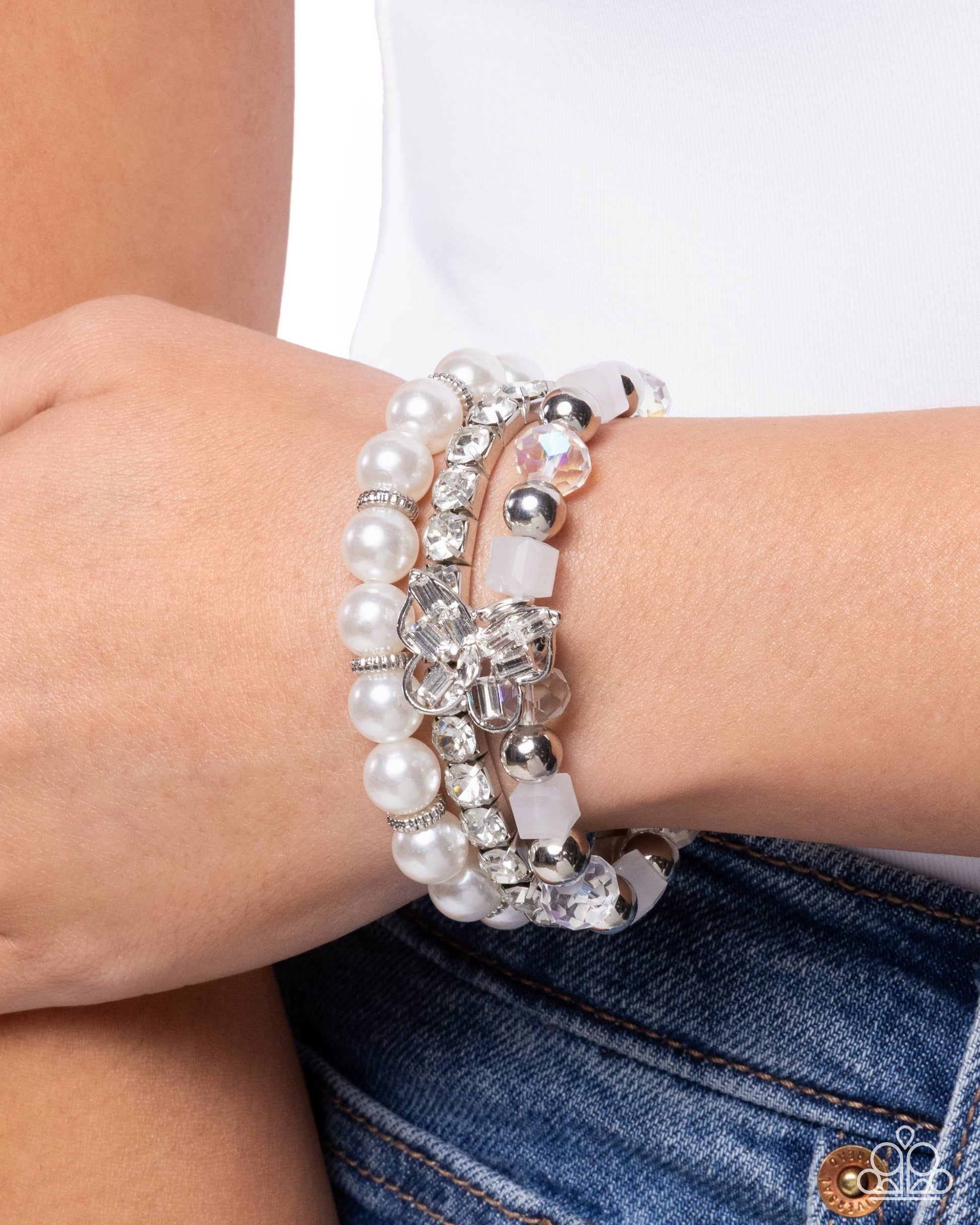 Keep Getting Butterflies - white - Paparazzi bracelet