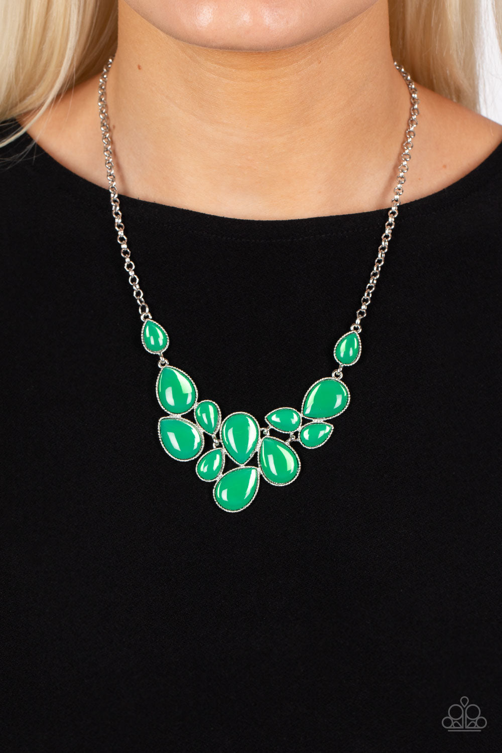 Keeps GLOWING and GLOWING - green - Paparazzi necklace