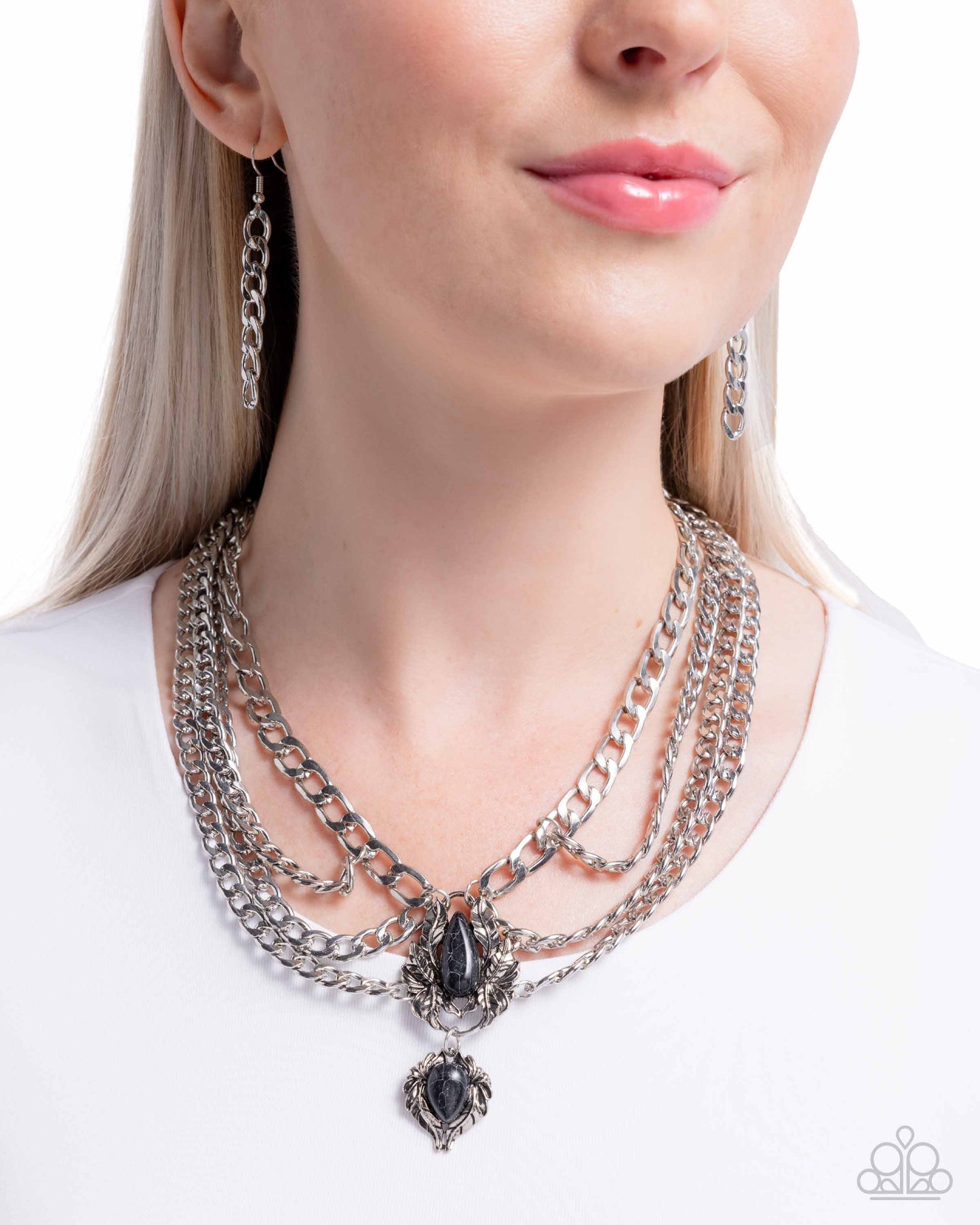 Laurel Layover - black - Paparazzi necklace