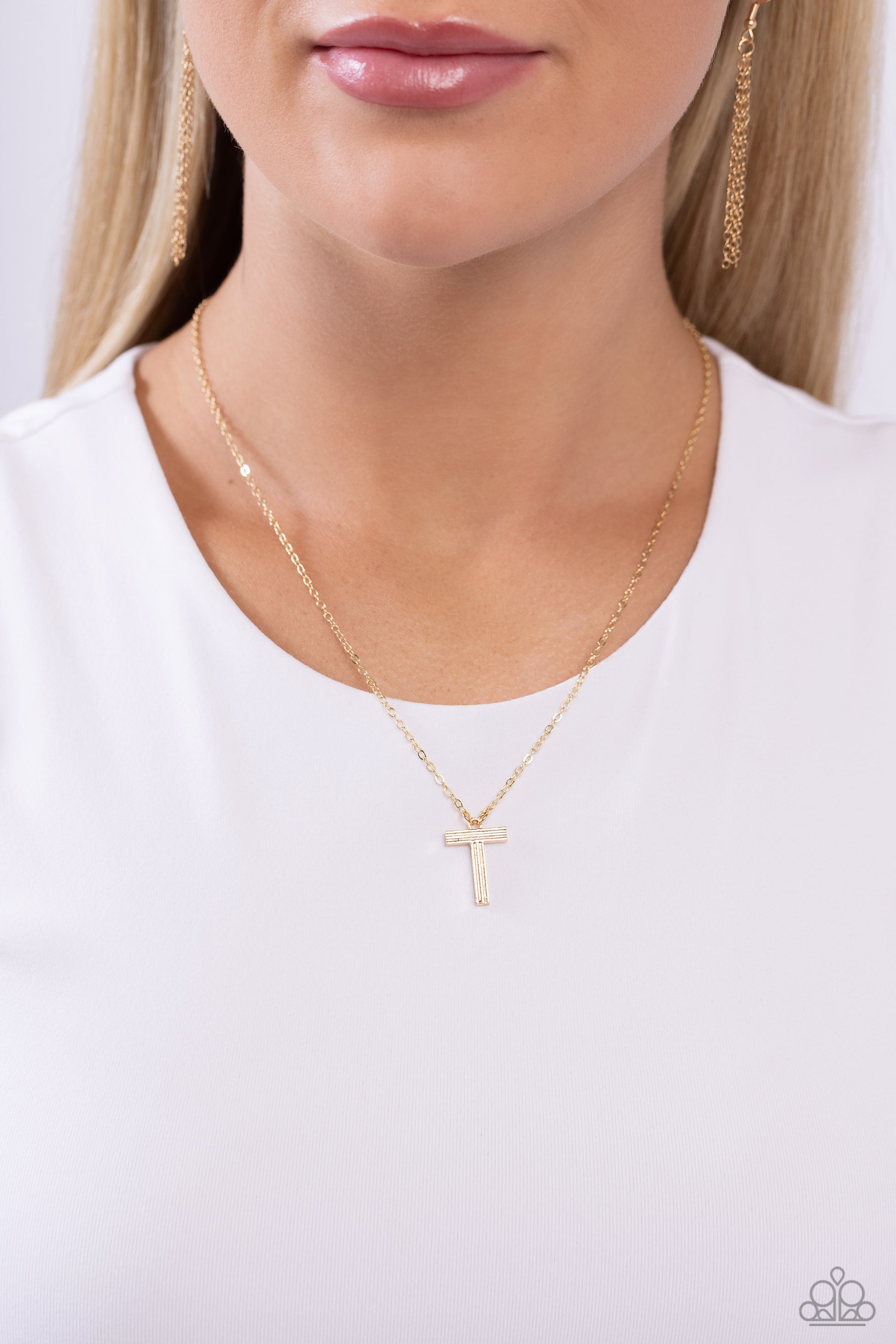 Leave Your Initials - gold - T - Paparazzi necklace