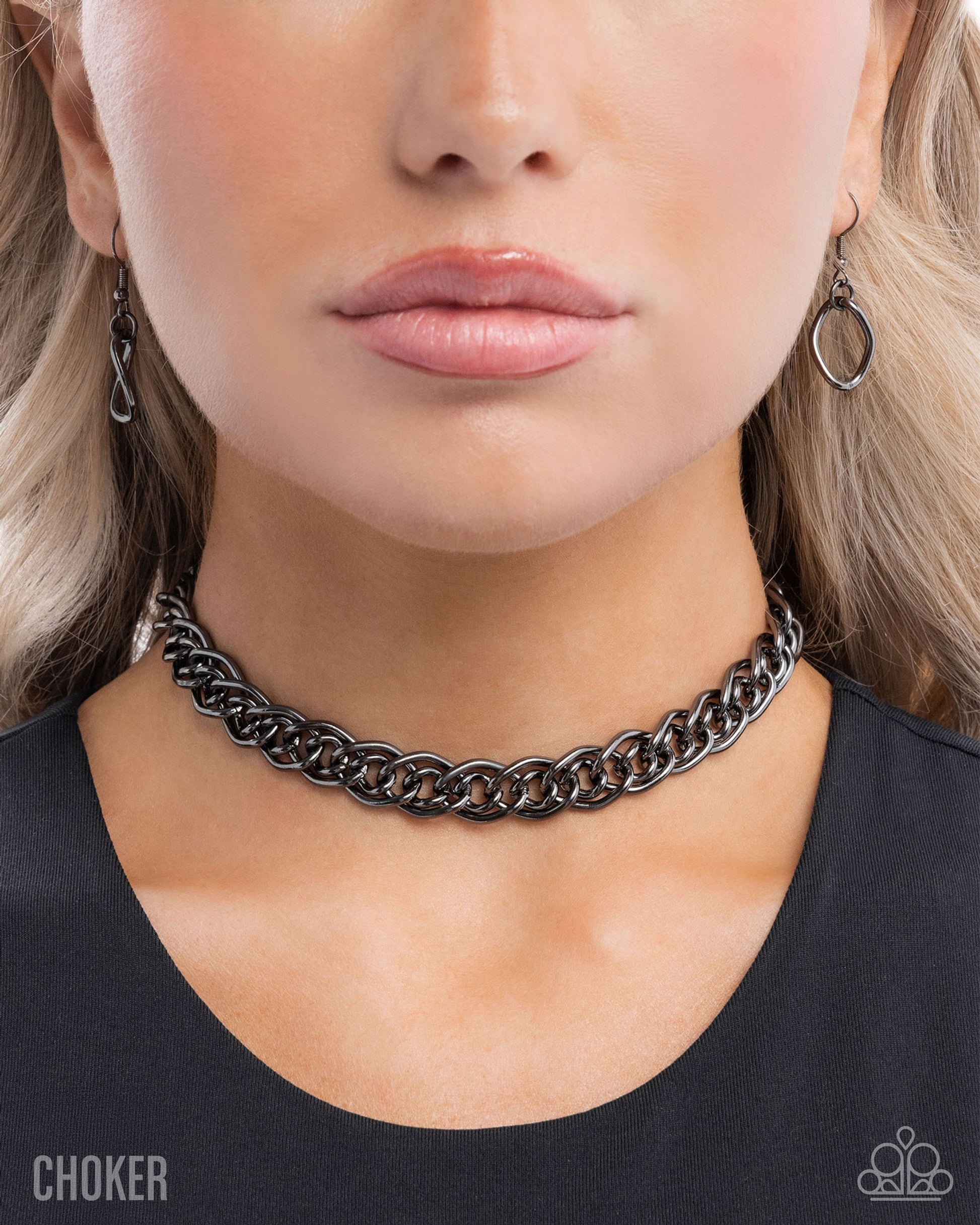Lustrous Links - black - Paparazzi necklace