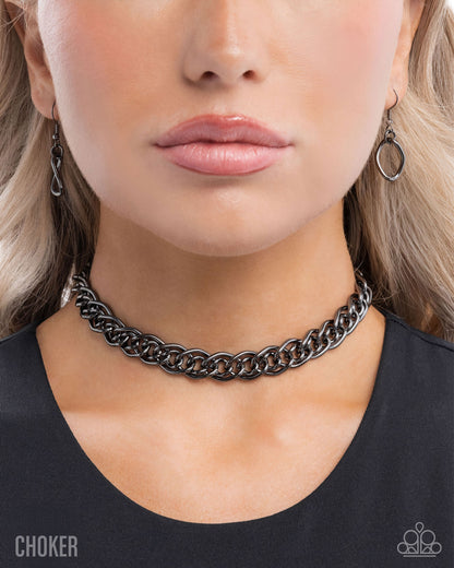 Lustrous Links - black - Paparazzi necklace