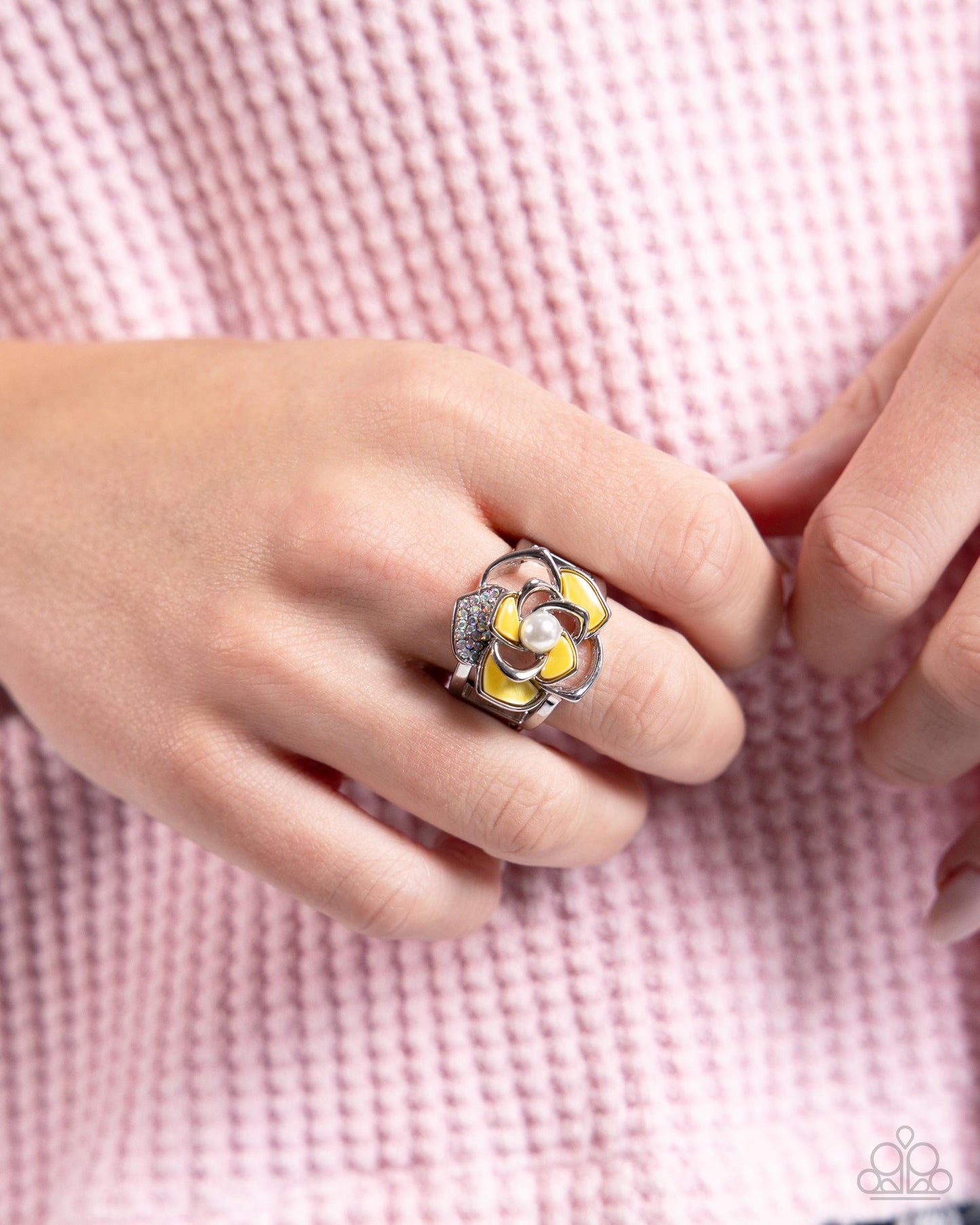 Mademoi-SHELL - yellow - Paparazzi ring