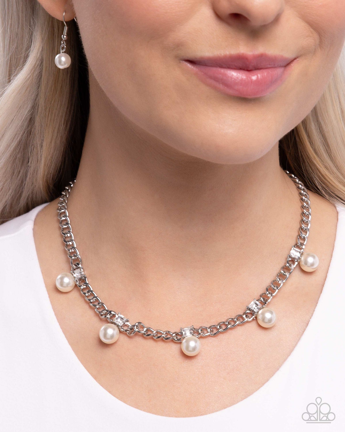 Pearl Pedestal - white - Paparazzi necklace