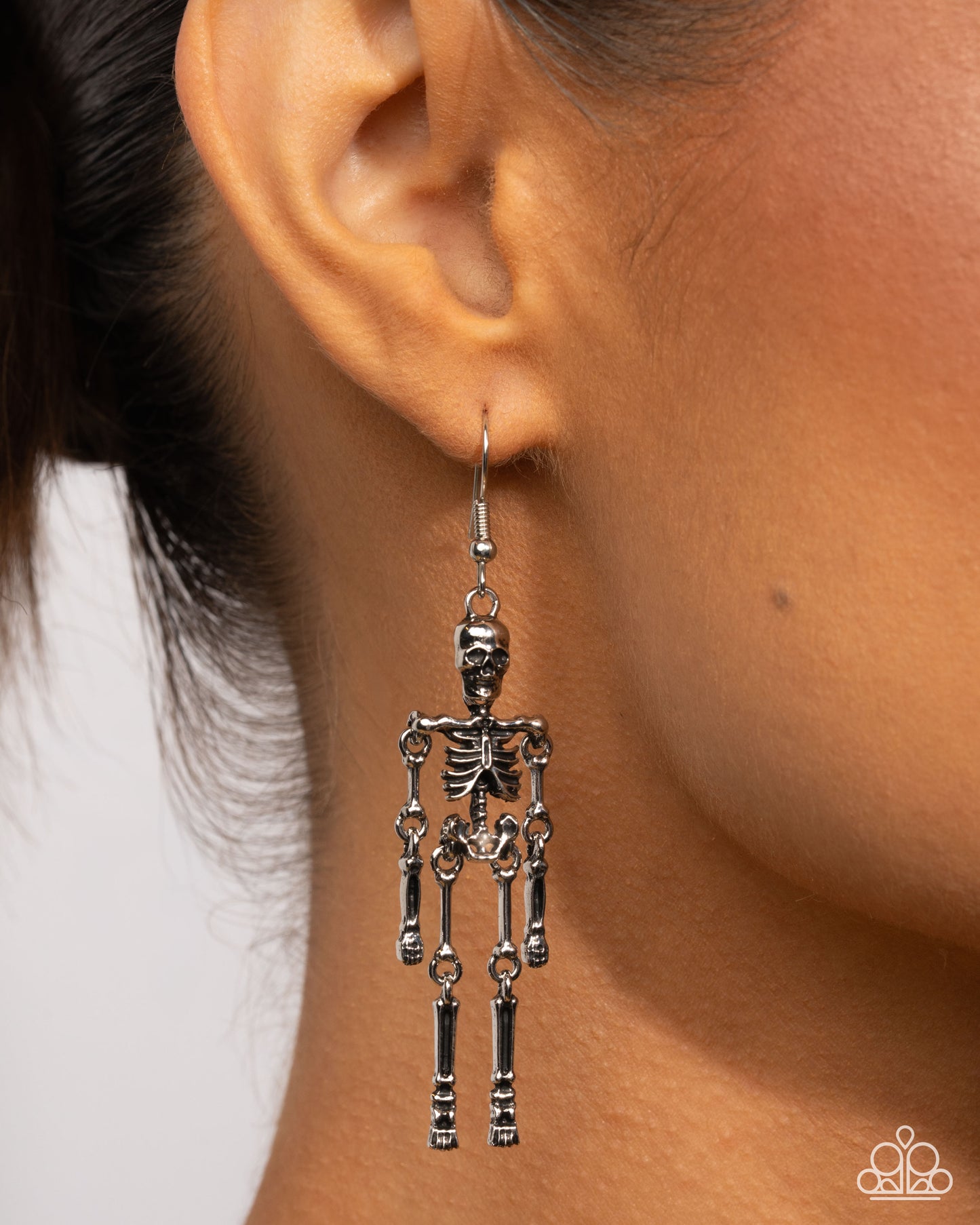Rattle My Bones - silver - Paparazzi earrings