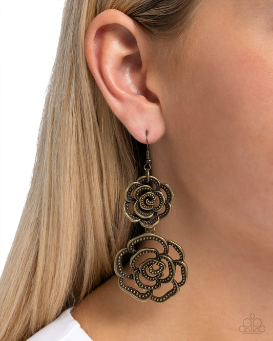 Reminiscent Rosette - brass - Paparazzi earrings