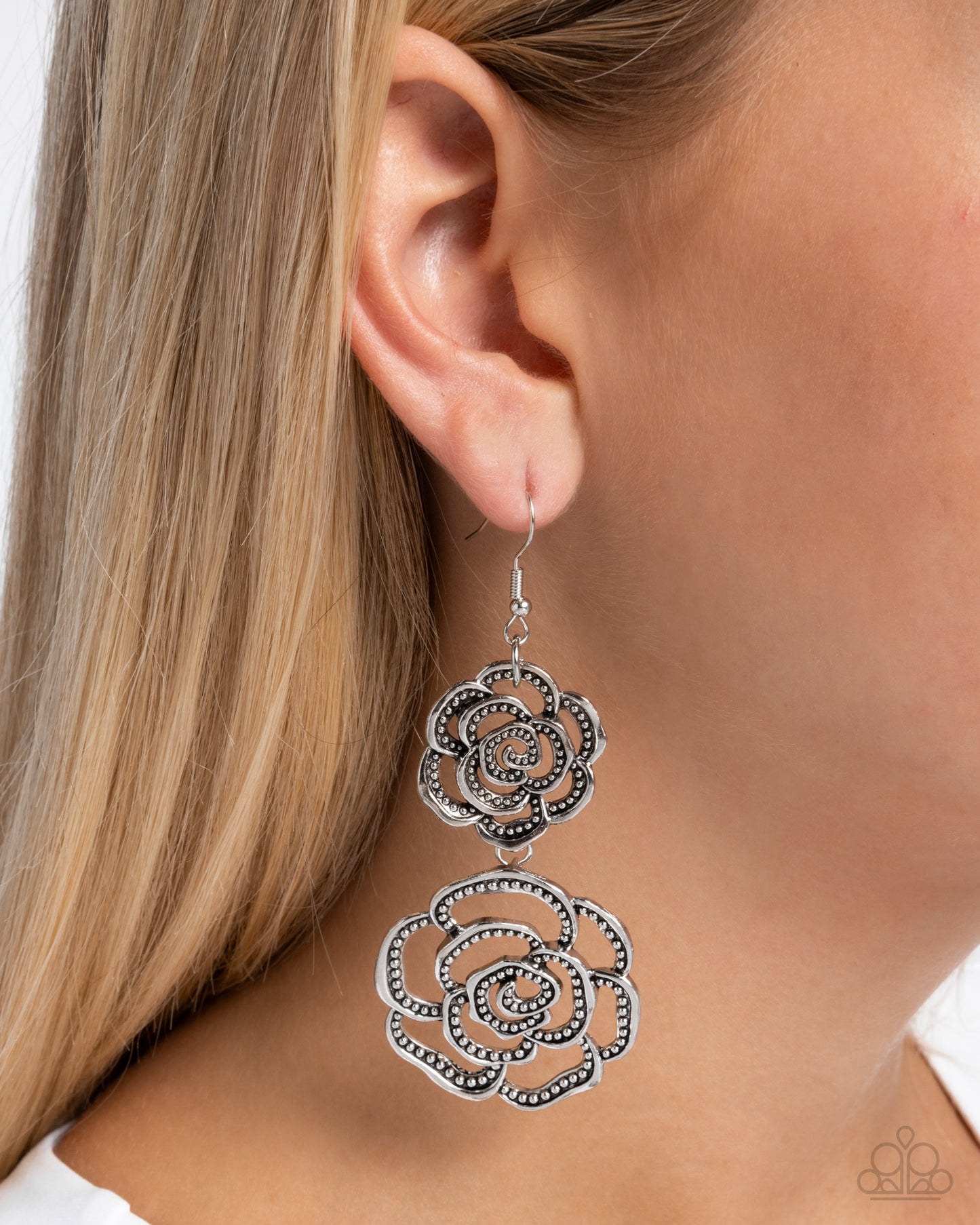 Reminiscent Rosette - silver - Paparazzi earrings