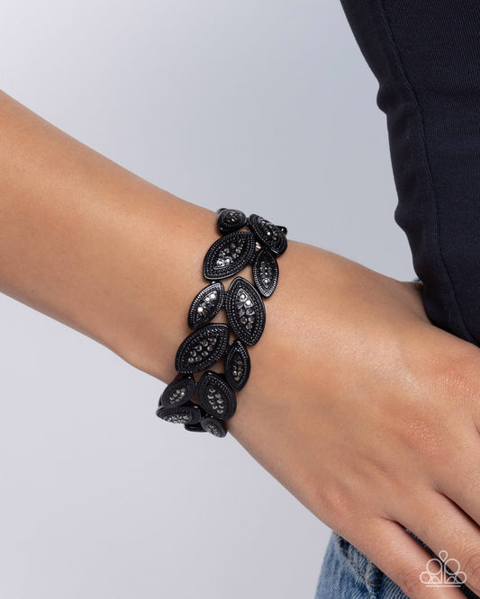 Riding the Clutch - black - Paparazzi bracelet