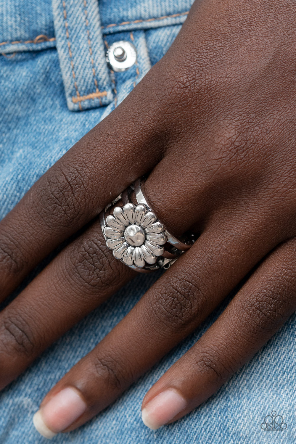 Roadside Daisies - silver - Paparazzi ring