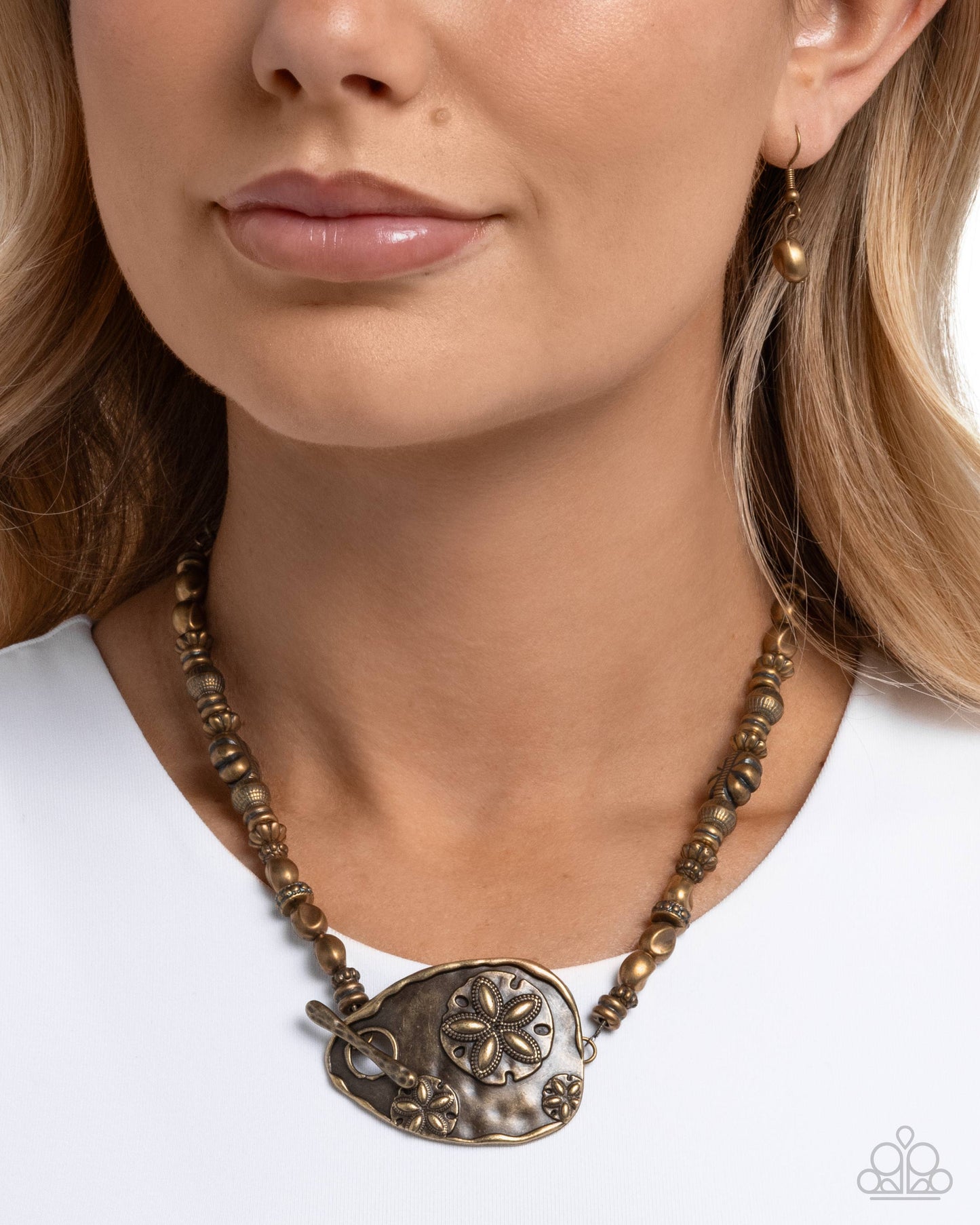 Sand Dollar Statement - brass - Paparazzi necklace