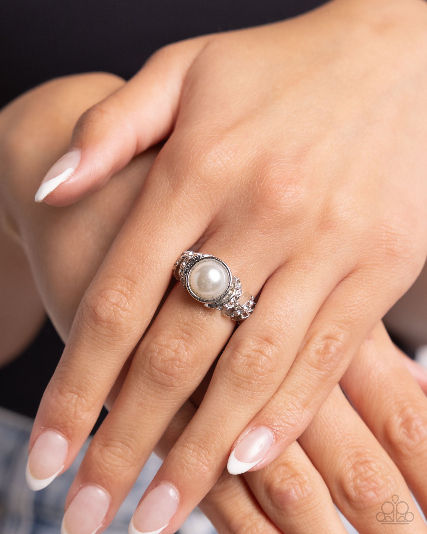 Selfie Status - white - Paparazzi ring
