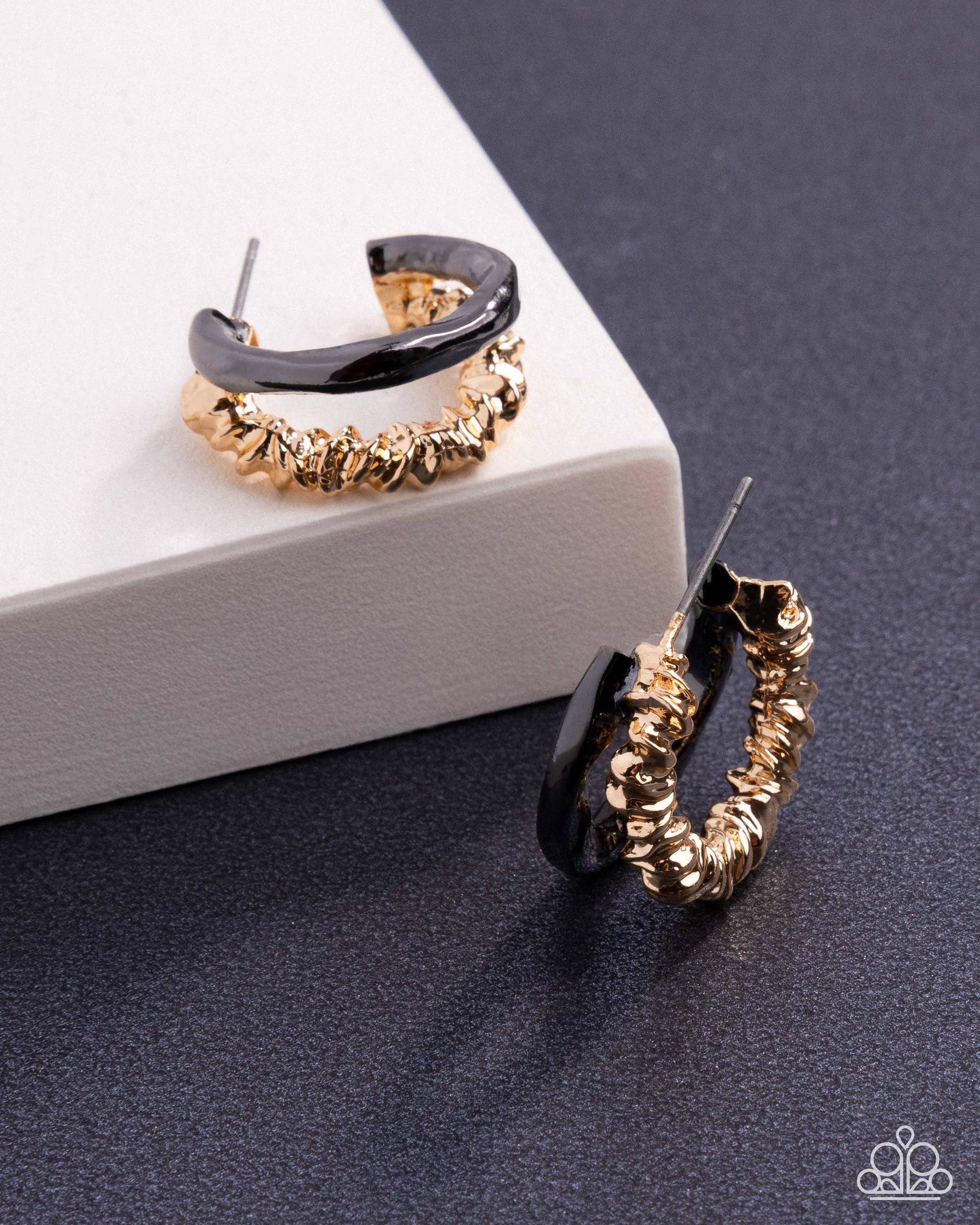 Serrated Selfie - gold - Paparazzi earrings