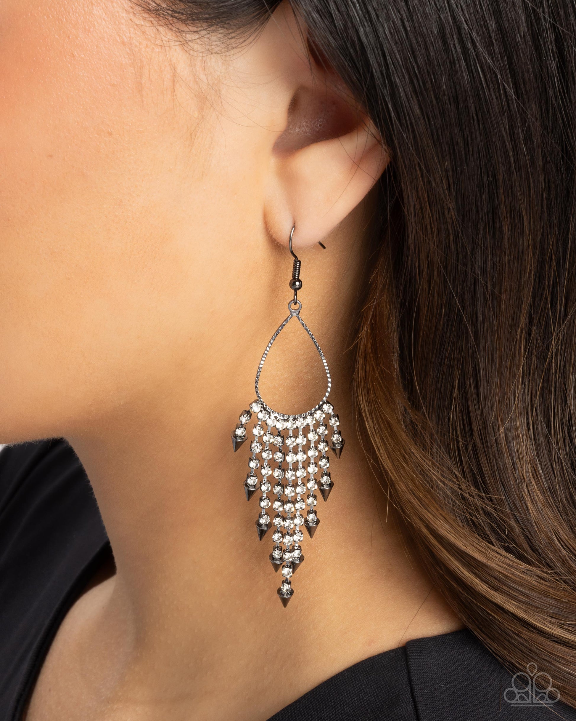 Sharp Streaming - black - Paparazzi earrings