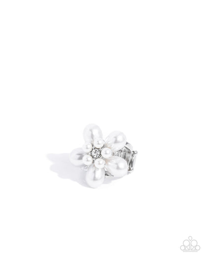 Showstopping Pearls - white - Paparazzi ring
