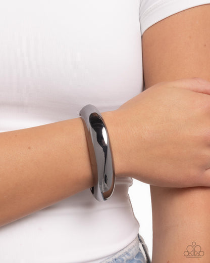 Sleek Sojourn - black - Paparazzi bracelet