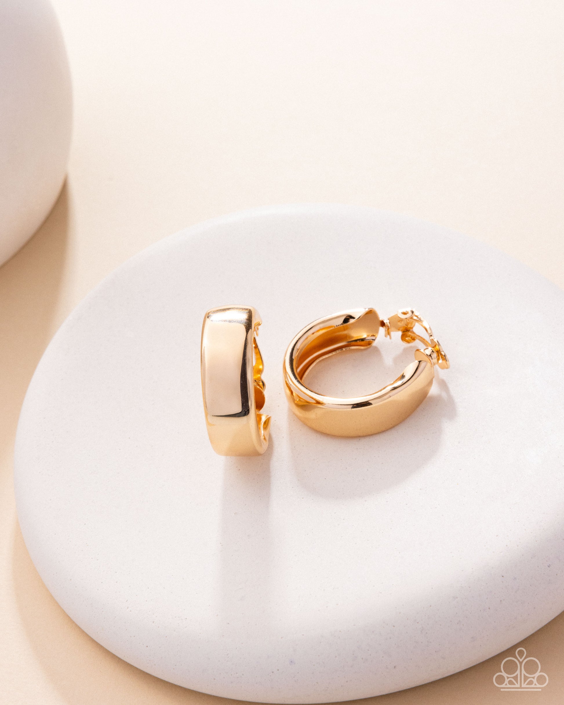 Sleek Spell - gold - Paparazzi CLIP ON earrings