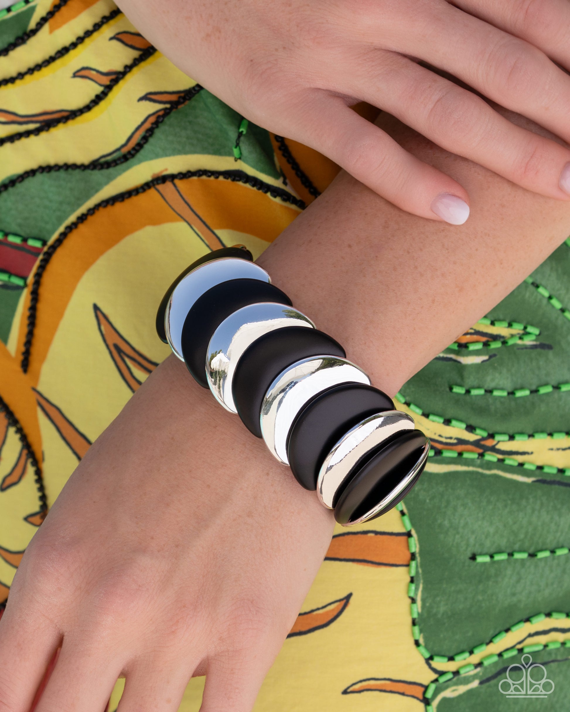 Sleek Surprise - black - Paparazzi bracelet