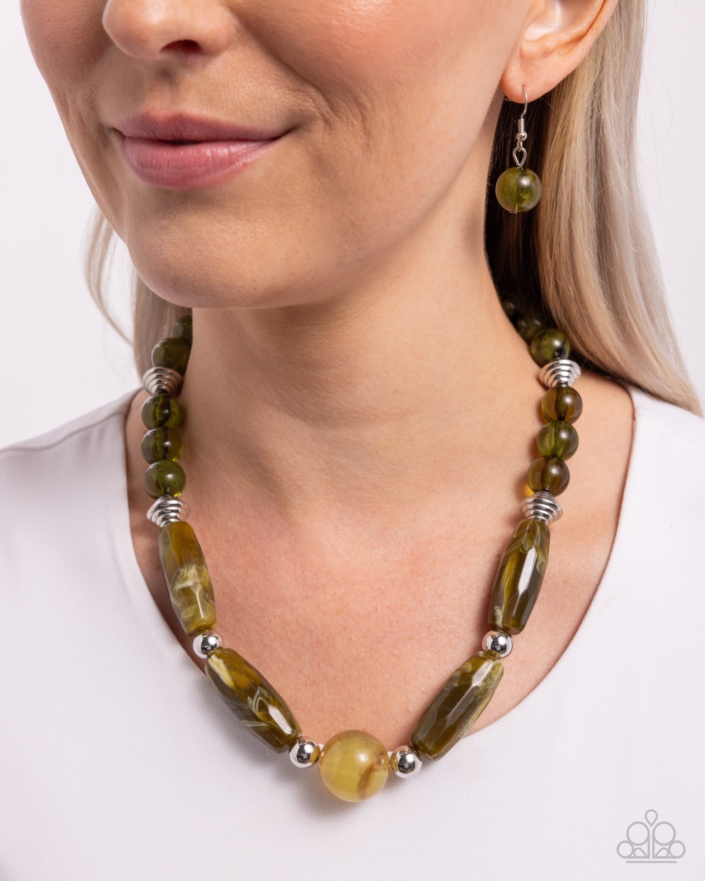 Sneaky Swirls - green - Paparazzi necklace