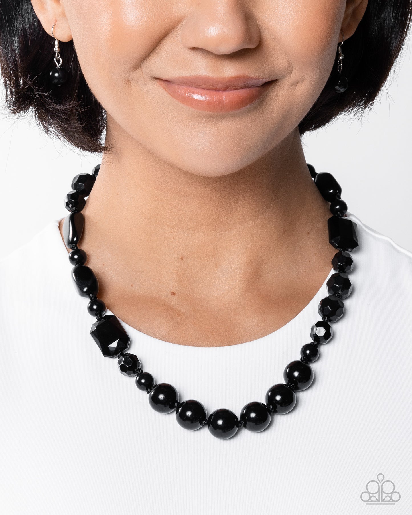 Socialite Shapes - black - Paparazzi necklace
