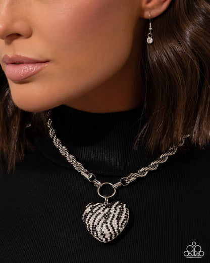 Striped Selfie - black - Paparazzi necklace