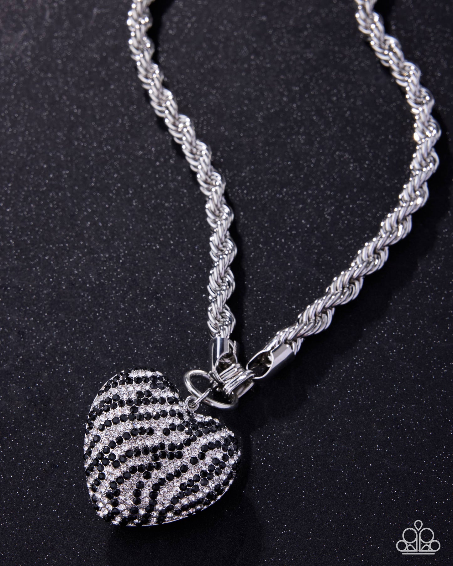 Striped Selfie - black - Paparazzi necklace