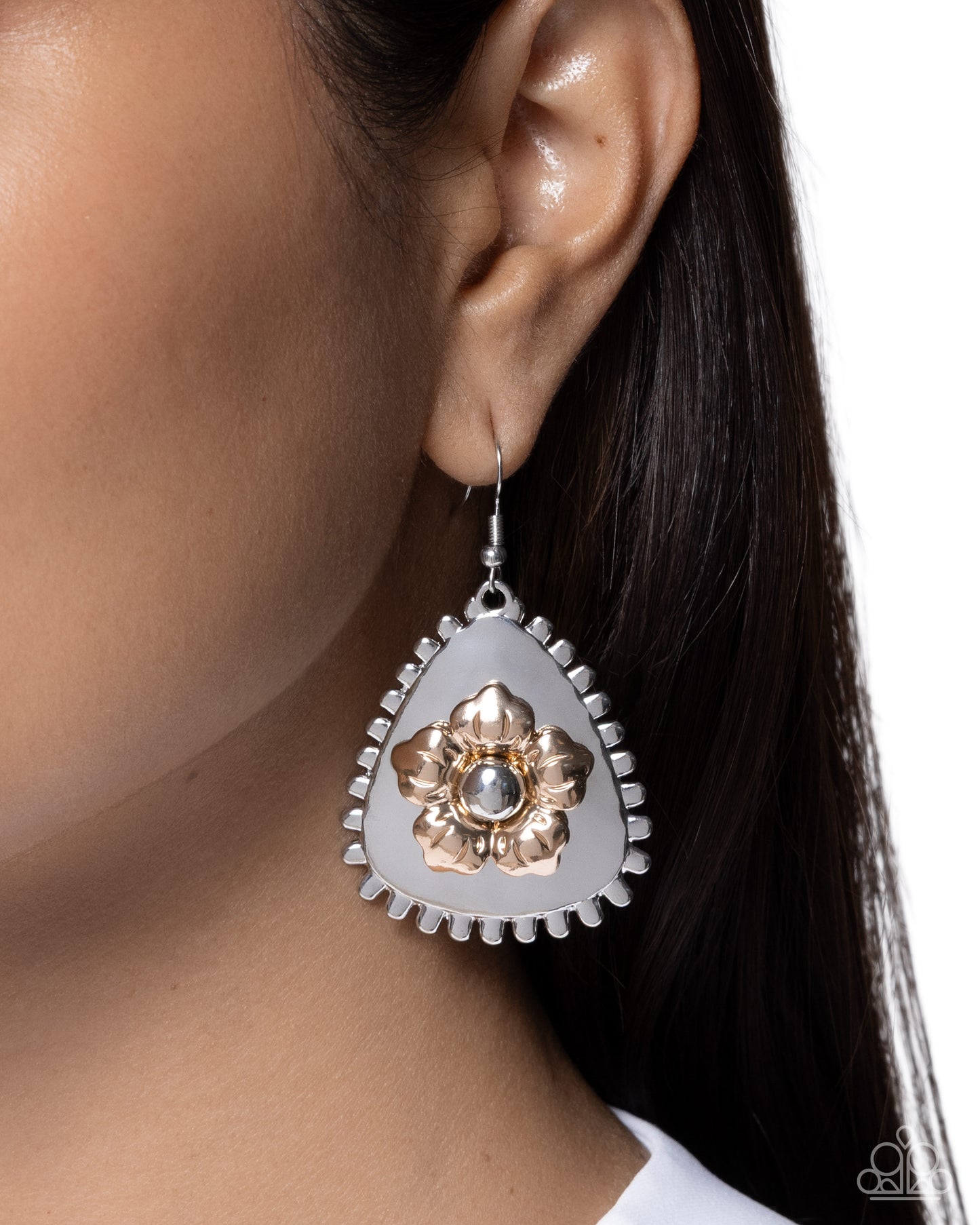 Studded Scope - silver - Paparazzi earrings