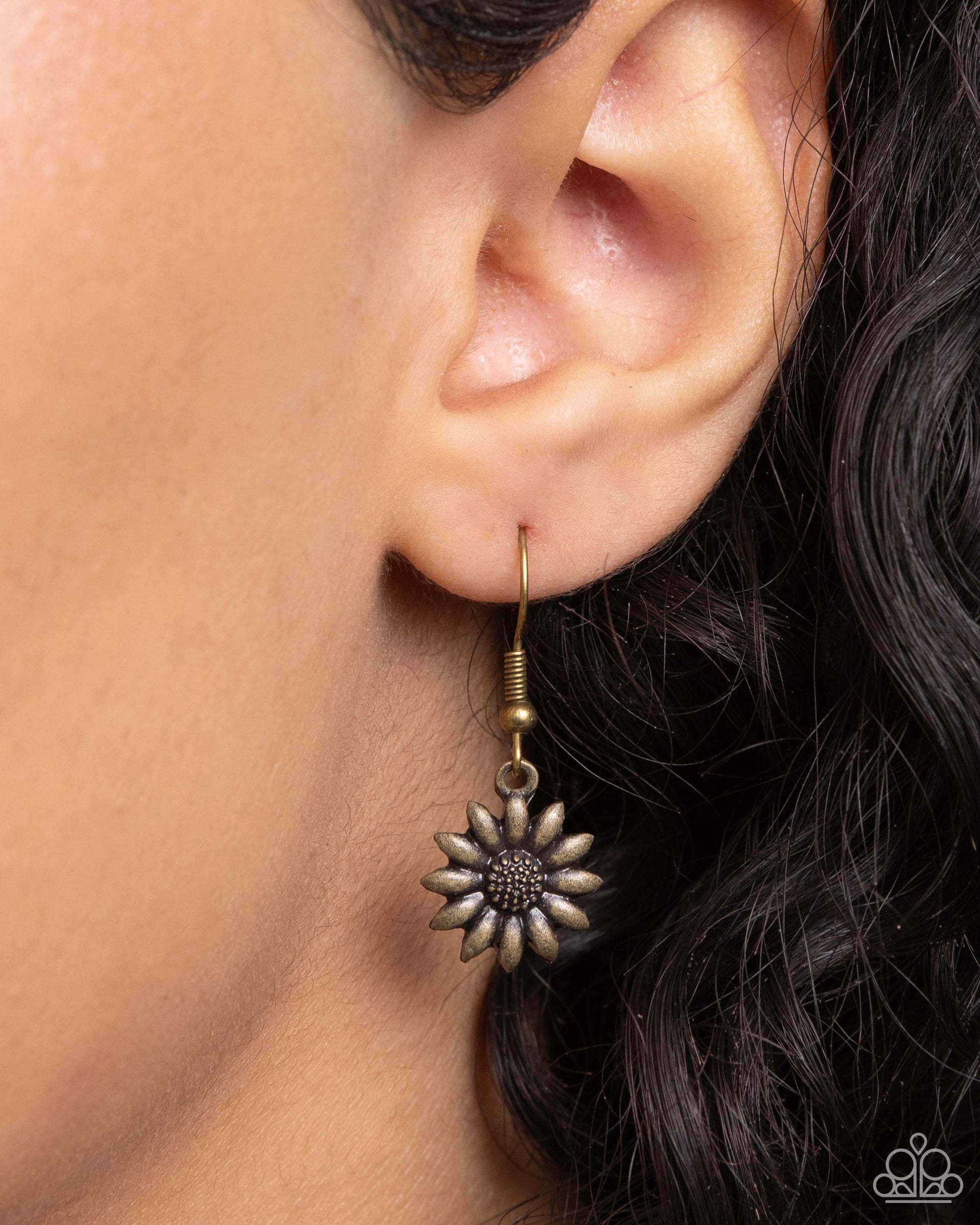 Sunflower Sensitivity - brass - Paparazzi necklace