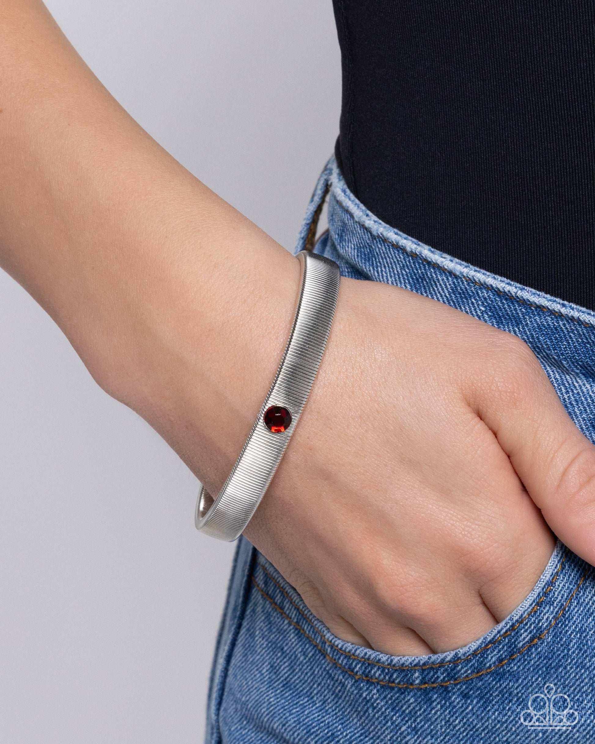 Surprising Solo - red - Paparazzi bracelet