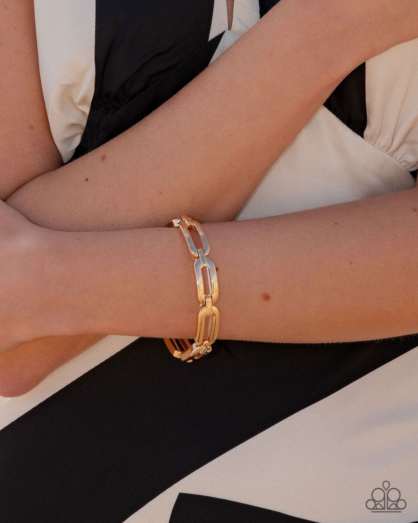 Symmetrical Sheen - gold - Paparazzi bracelet