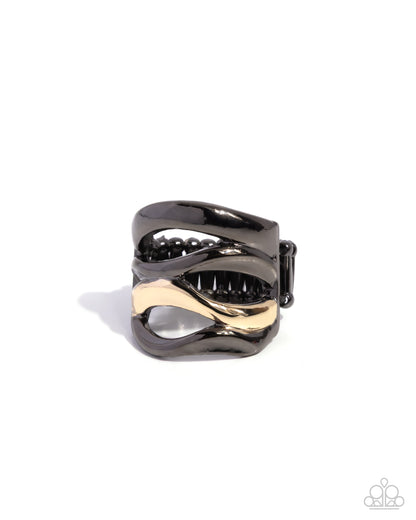 Wavy Wardrobe - black - Paparazzi ring