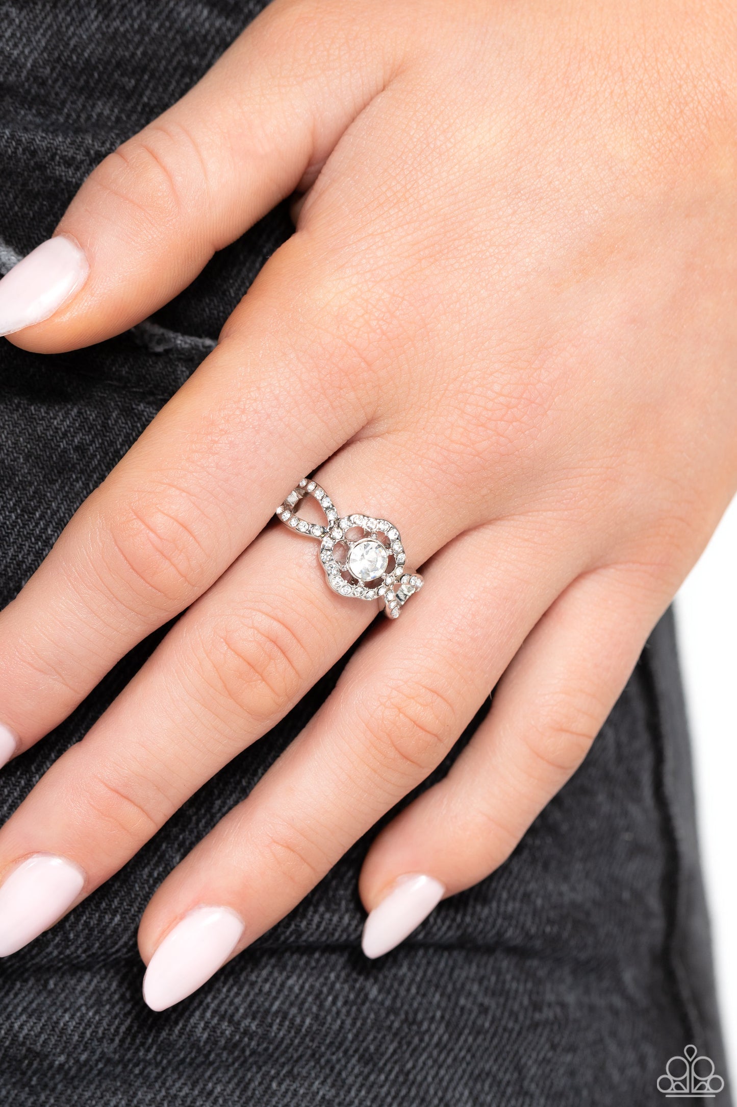 Will FLOWER - white - Paparazzi ring