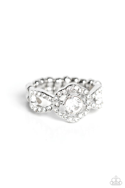 Will FLOWER - white - Paparazzi ring