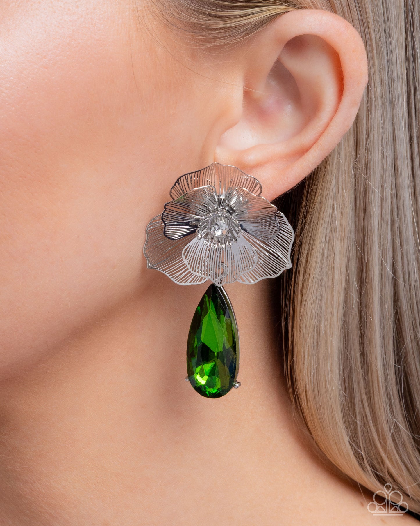 Wiry Waltz - green - Paparazzi earrings