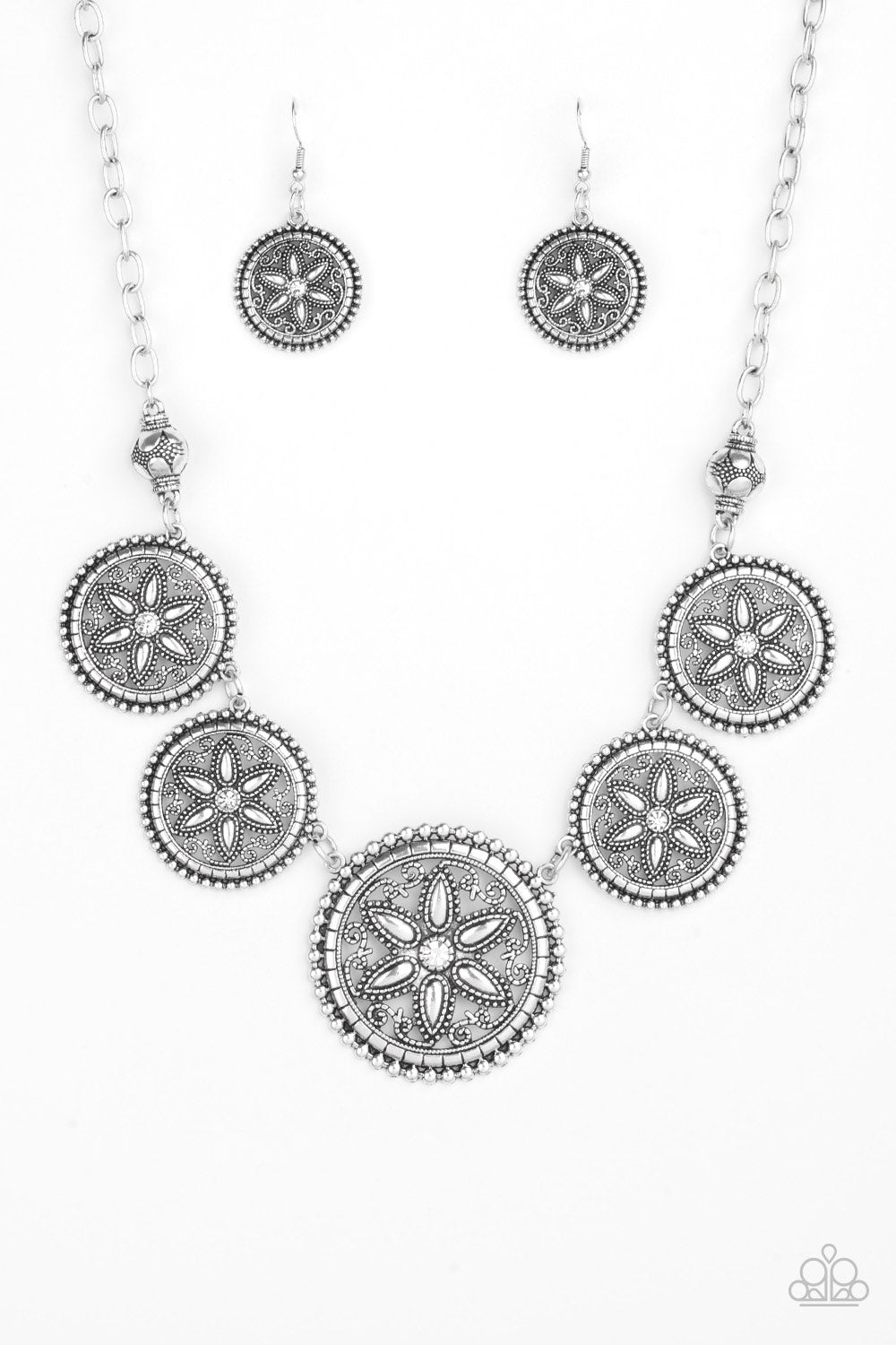 Written in the STAR LILIES - white - Paparazzi necklace