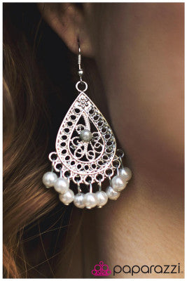 Pearl Perfection - Paparazzi earrings