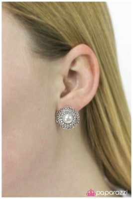 A Grand Gesture - Paparazzi earrings
