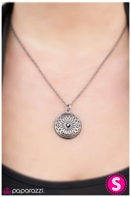 A Pretty Sight - Silver - Paparazzi necklace